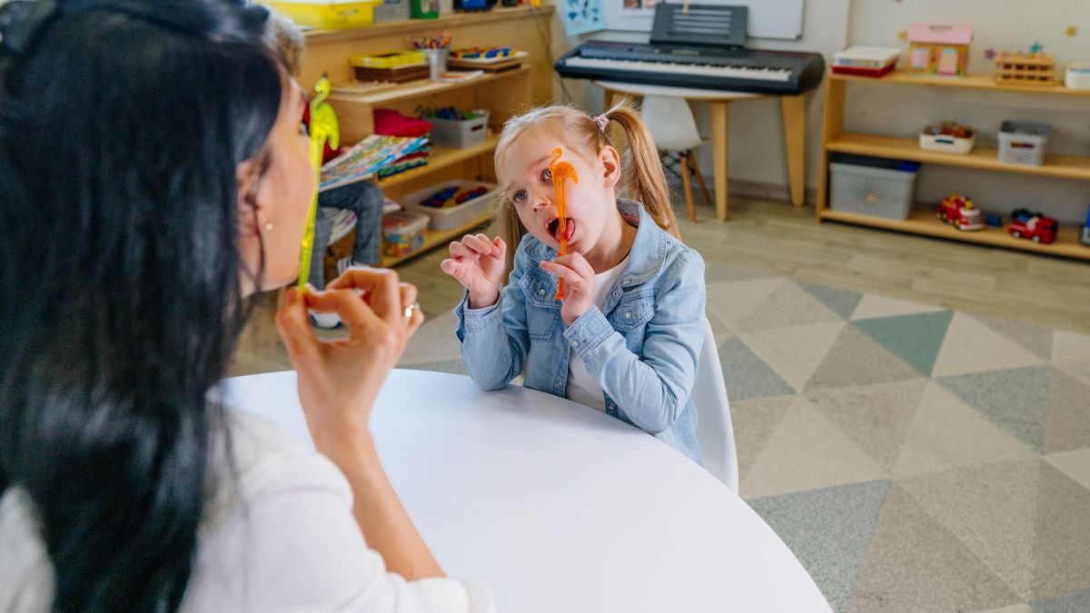 girl-on-the-session-of-speech-therapist-2026-01-07-06-38-23-utc-06cc6d5a Quem Somos - AR Fono